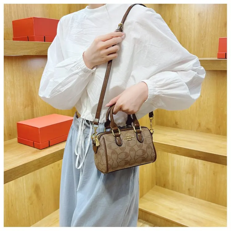 Vintage Luxury Crossbody Diaper Bag: Elegant Women's Handbag With Designer Letter Logo And Large Capacity For Messenger Tote