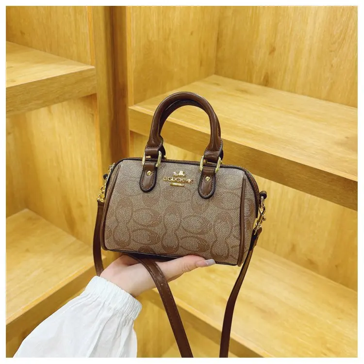 Vintage Luxury Crossbody Diaper Bag: Elegant Women's Handbag With Designer Letter Logo And Large Capacity For Messenger Tote
