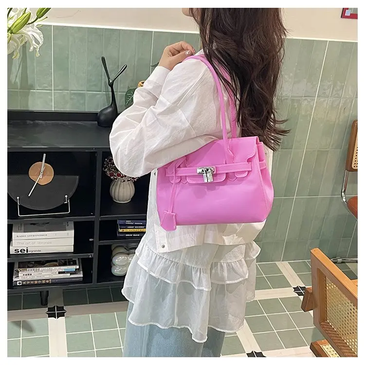 High-End Minimalist Leather Diaper Bag: Elegant Crossbody Handbag For Women With Designer Logo And Large Capacity Vintage Tote