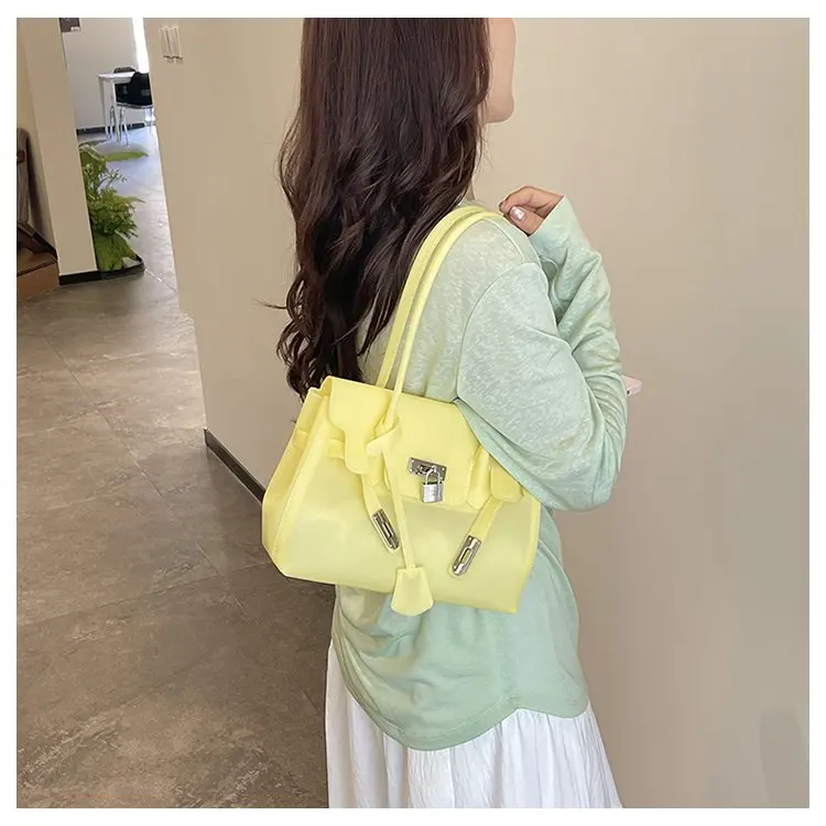 High-End Minimalist Leather Diaper Bag: Elegant Crossbody Handbag For Women With Designer Logo And Large Capacity Vintage Tote
