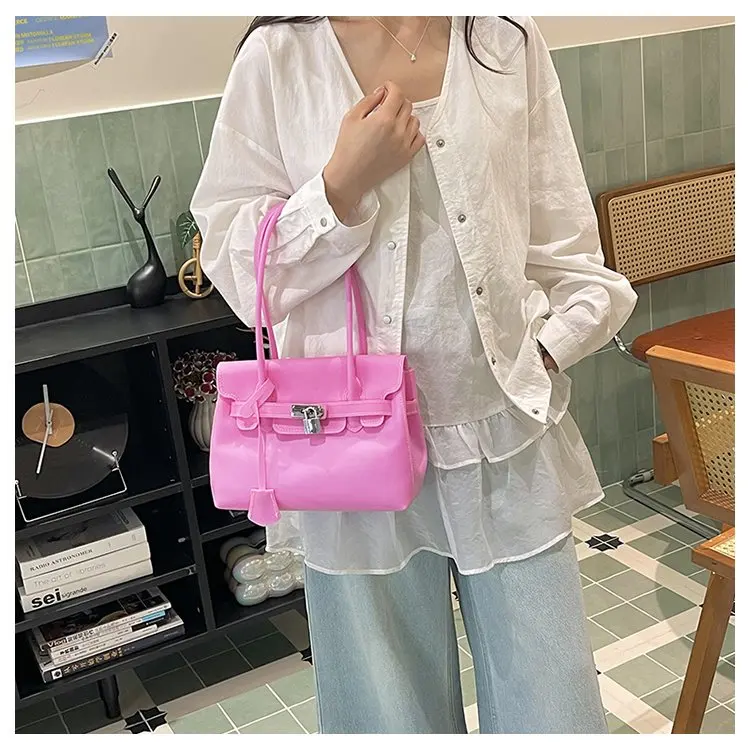 High-End Minimalist Leather Diaper Bag: Elegant Crossbody Handbag For Women With Designer Logo And Large Capacity Vintage Tote
