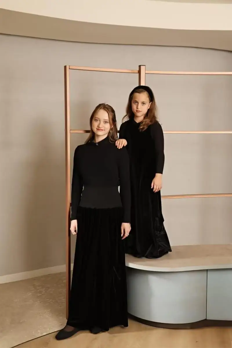 AW Mail's Sister Matching Clothing Teenager Girl Black Cotton Ribbed Shirt Young Girls Long Velvet Skirts with Pocket