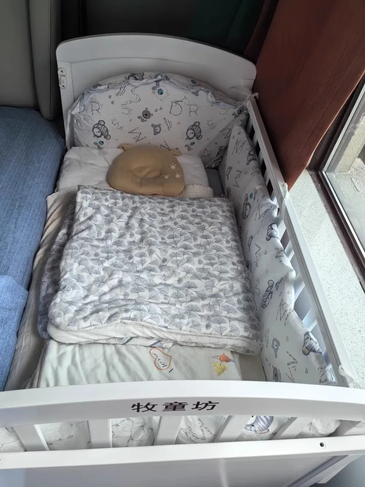 European-Style Solid Wood Newborn Cradle: Versatile Movable Baby Bed, Converts to a Full Bed for Toddlers