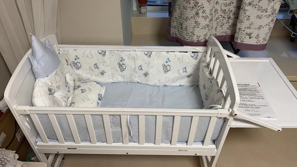 European-Style Solid Wood Newborn Cradle: Versatile Movable Baby Bed, Converts to a Full Bed for Toddlers