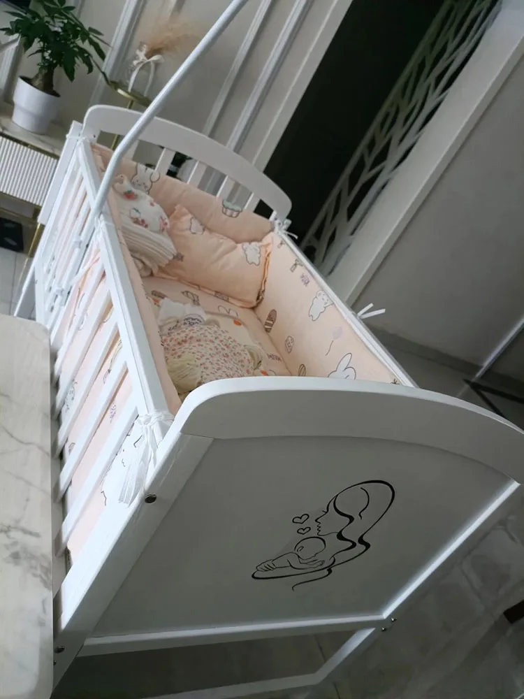 European-Style Solid Wood Newborn Cradle: Versatile Movable Baby Bed, Converts to a Full Bed for Toddlers
