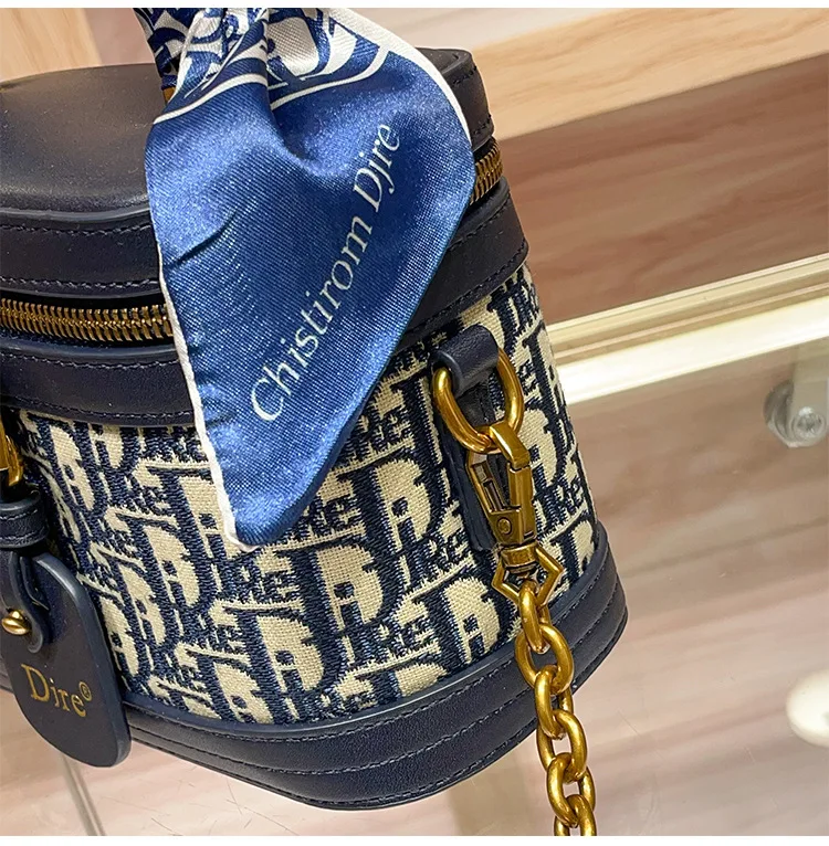Vintage Style Elegant Crossbody Diaper Bag: Luxury Women's Handbag With Designer Details And Large Capacity For Messenger Tote