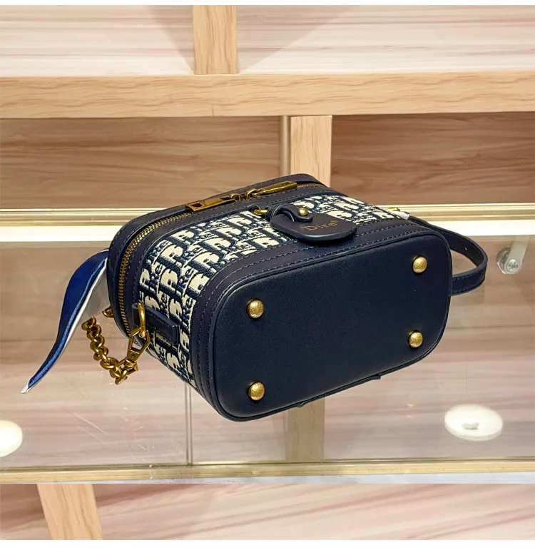 Vintage Style Elegant Crossbody Diaper Bag: Luxury Women's Handbag With Designer Details And Large Capacity For Messenger Tote