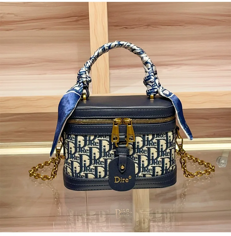 Vintage Style Elegant Crossbody Diaper Bag: Luxury Women's Handbag With Designer Details And Large Capacity For Messenger Tote
