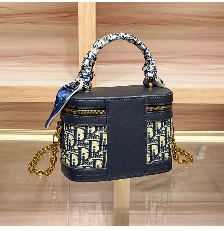 Vintage Style Elegant Crossbody Diaper Bag: Luxury Women's Handbag With Designer Details And Large Capacity For Messenger Tote