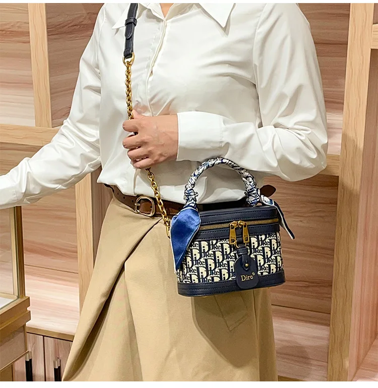 Vintage Style Elegant Crossbody Diaper Bag: Luxury Women's Handbag With Designer Details And Large Capacity For Messenger Tote