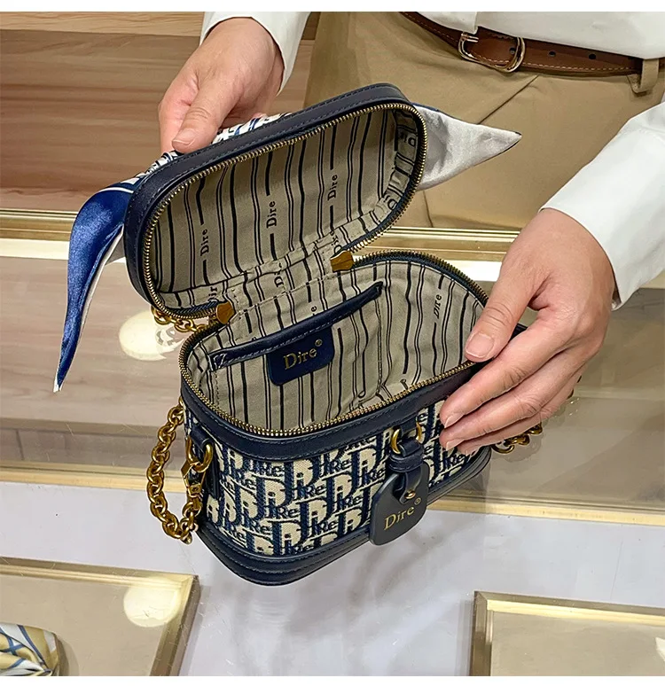 Vintage Style Elegant Crossbody Diaper Bag: Luxury Women's Handbag With Designer Details And Large Capacity For Messenger Tote
