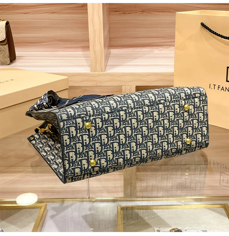 Luxury Brand Designer Diaper Bag Elegant Minimalist Leather Tote For Women Large Capacity Stylish Crossbody Shoulder Bag