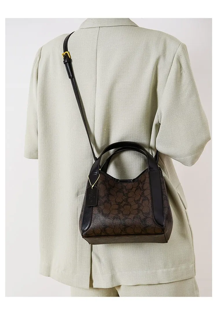 Famous design women's chain strap crossbody bag outdoor casual handbag daily use fashionable shoulder bag