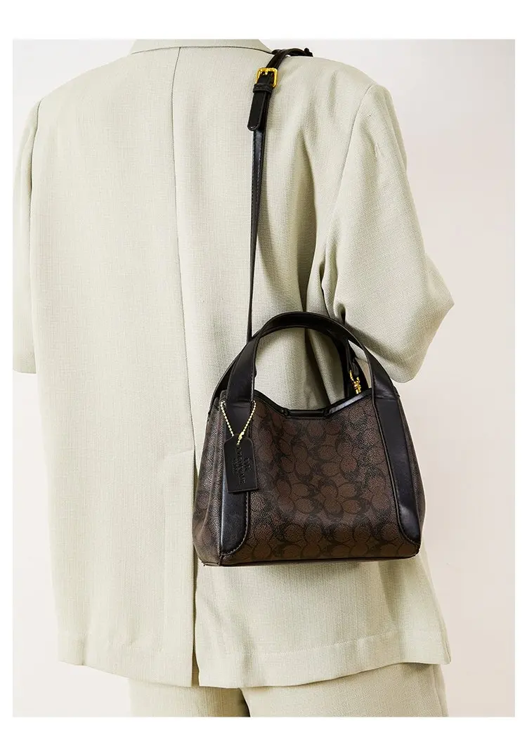 Famous design women's chain strap crossbody bag outdoor casual handbag daily use fashionable shoulder bag