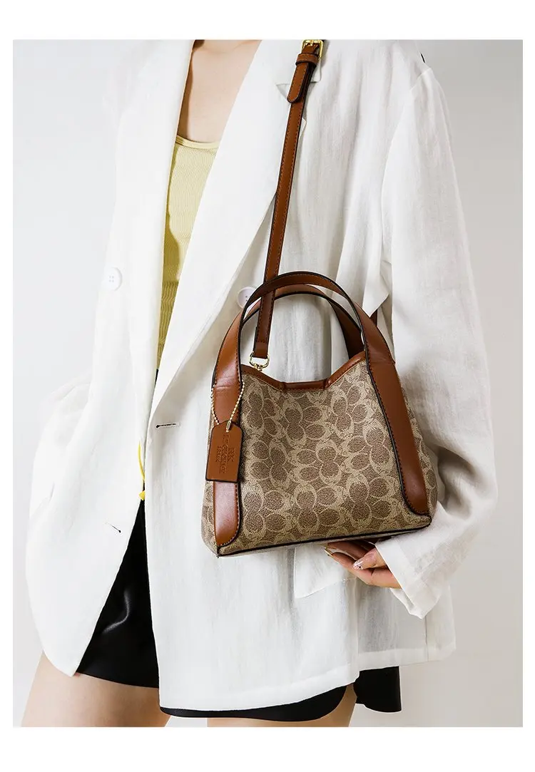 Famous design women's chain strap crossbody bag outdoor casual handbag daily use fashionable shoulder bag