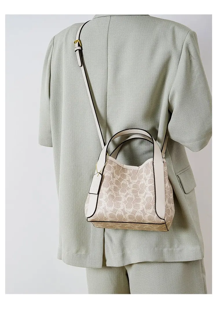 Famous design women's chain strap crossbody bag outdoor casual handbag daily use fashionable shoulder bag