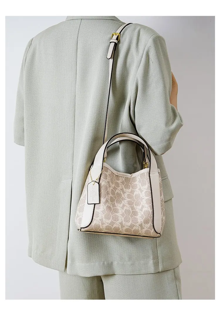 Famous design women's chain strap crossbody bag outdoor casual handbag daily use fashionable shoulder bag