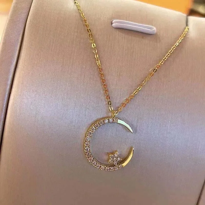 Fashion Shining Inlaid Zirconia Star Moon Pendant Necklace for Women Luxury Crystal Clavicle Chain Necklace Wedding Jewelry