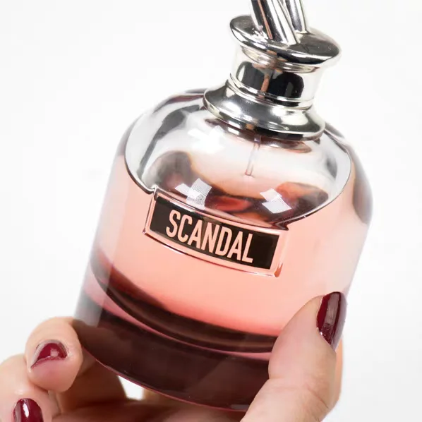 Jean Paul Gaultier Scandal Perfume, Iconic Metallic‑leg Cap Paired With Soft Pink Round Bottle. Bright Citrus Opens The Scent, Jasmine And Tuberose Bloom Gently, Honey And Licorice Deliver Sweet Gourmand Dry‑down, Feminine And Seductive.