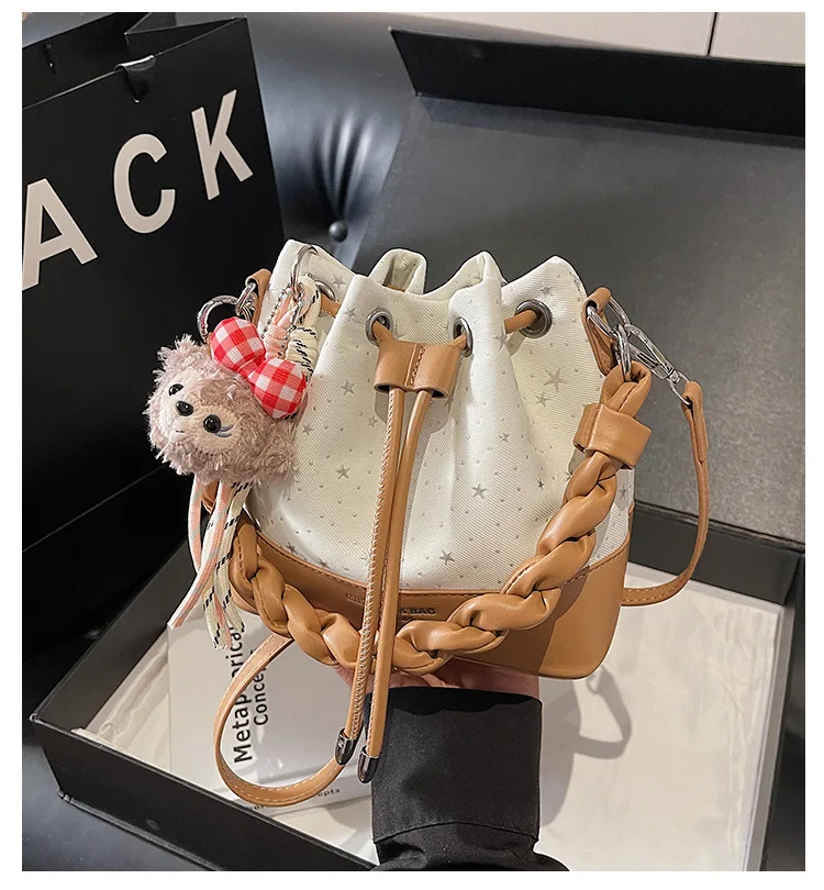 Star Print Drawstring Bucket Bag for Women, Braided Wide Shoulder Strap, Detachable Plush Doll Pendant, Mini Crossbody Bucket Purse, Multiple Colors Available