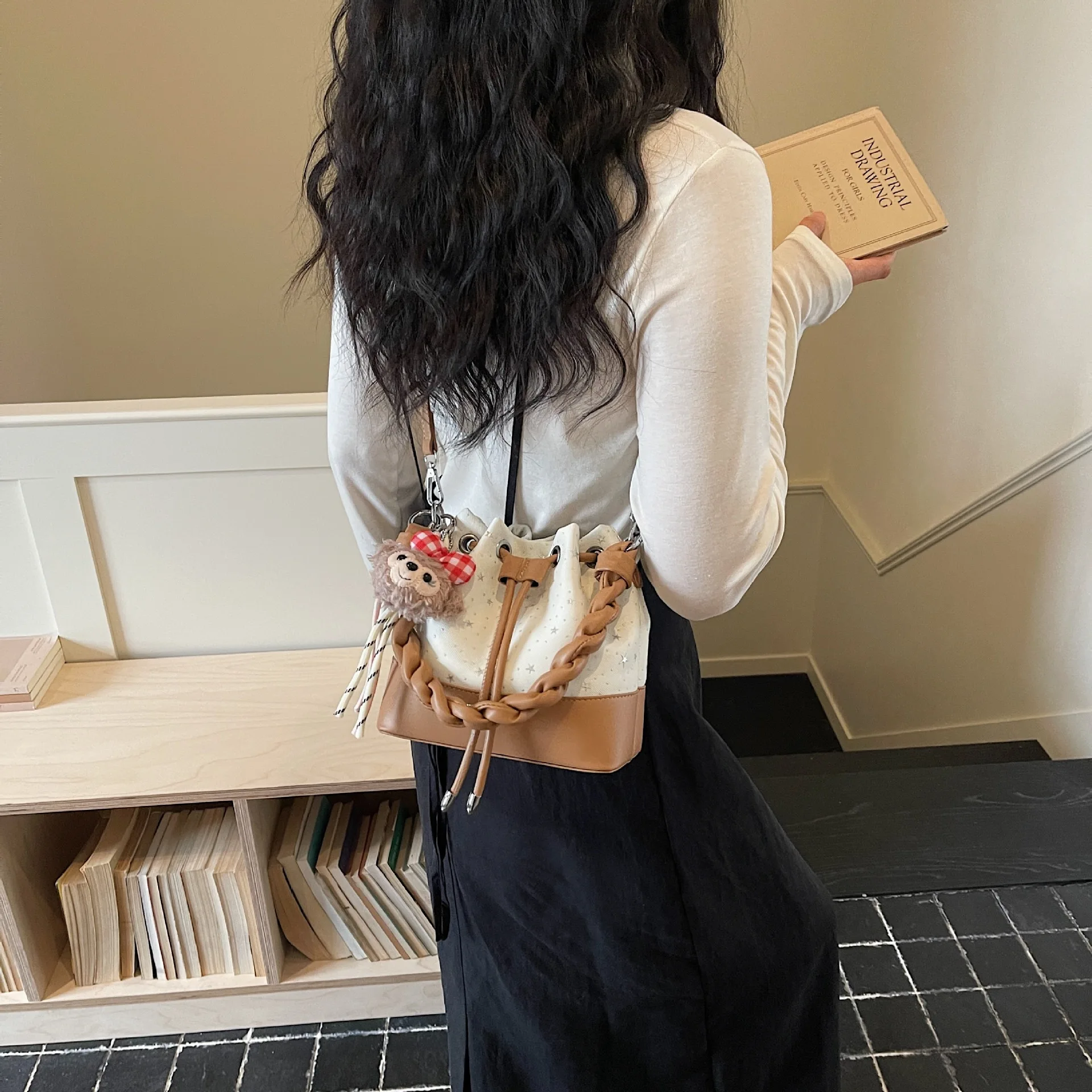 Star Print Drawstring Bucket Bag for Women, Braided Wide Shoulder Strap, Detachable Plush Doll Pendant, Mini Crossbody Bucket Purse, Multiple Colors Available