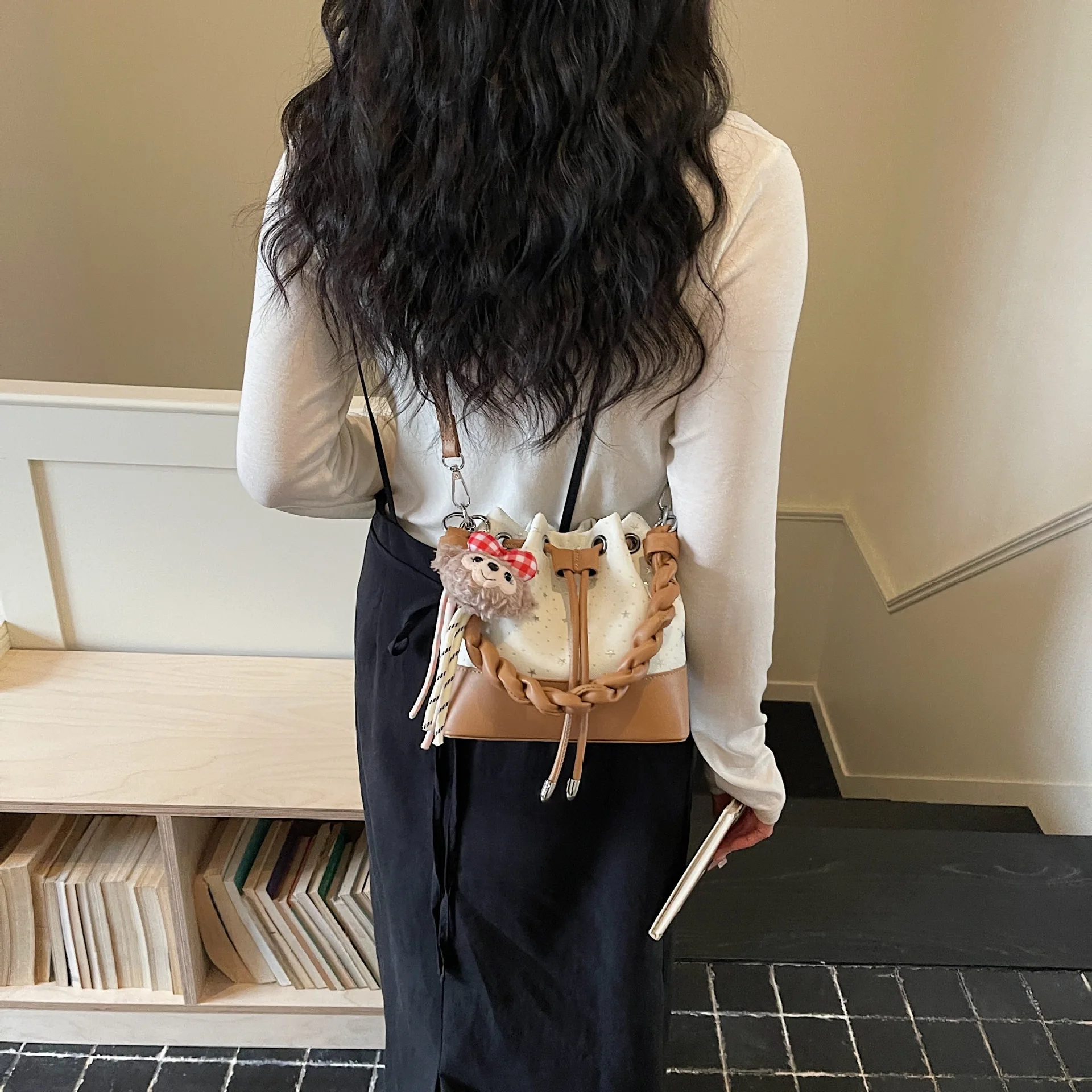 Star Print Drawstring Bucket Bag for Women, Braided Wide Shoulder Strap, Detachable Plush Doll Pendant, Mini Crossbody Bucket Purse, Multiple Colors Available