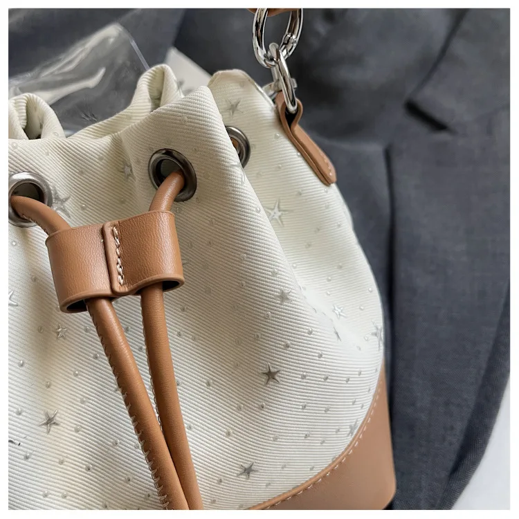 Star Print Drawstring Bucket Bag for Women, Braided Wide Shoulder Strap, Detachable Plush Doll Pendant, Mini Crossbody Bucket Purse, Multiple Colors Available