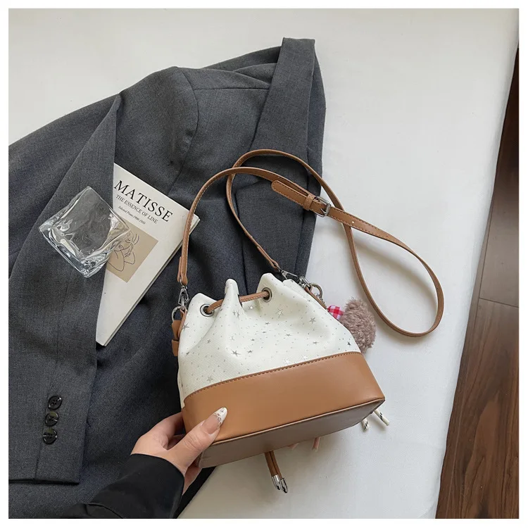 Star Print Drawstring Bucket Bag for Women, Braided Wide Shoulder Strap, Detachable Plush Doll Pendant, Mini Crossbody Bucket Purse, Multiple Colors Available