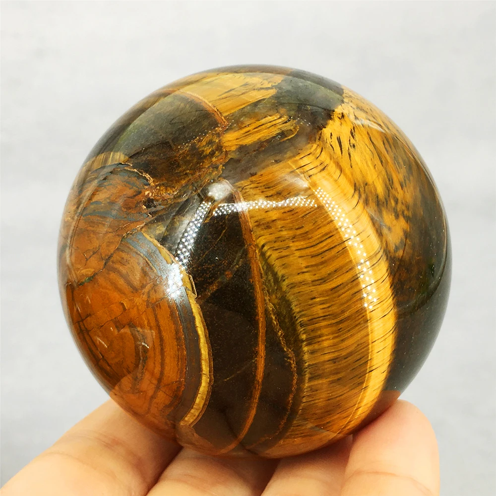 6-7cm Natural Yellow Tiger Eye Crystal Sphere Ball with Wooden Stand Polished Reiki Healing Chakra Stone for Meditation Yoga Feng Shui Home Office Desk Decor Living Room Bookshelf Display Confidence Courage Protection Gift for Women Men Crystal Lover