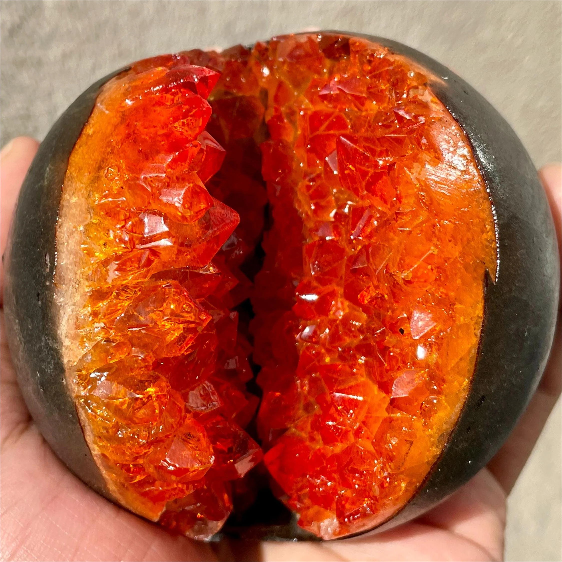 7-8cm/2.76-3.15inch Open Smile Citrine Geode Quartz Crystal Sphere Collection, Home Healing Crystal Supplies, Tabletop Home Decor Ornament, Collectible Crystal Specimen for Display