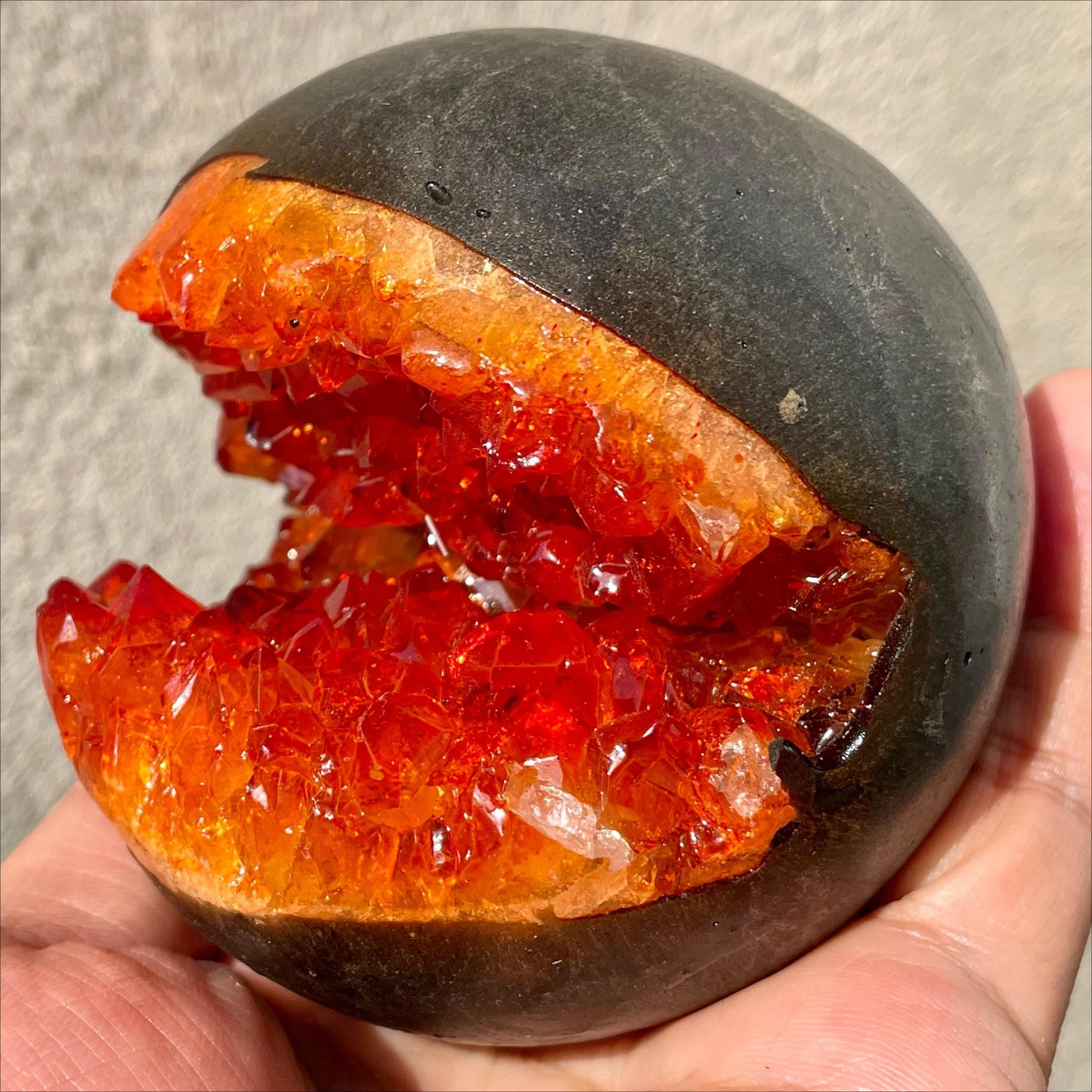 7-8cm/2.76-3.15inch Open Smile Citrine Geode Quartz Crystal Sphere Collection, Home Healing Crystal Supplies, Tabletop Home Decor Ornament, Collectible Crystal Specimen for Display