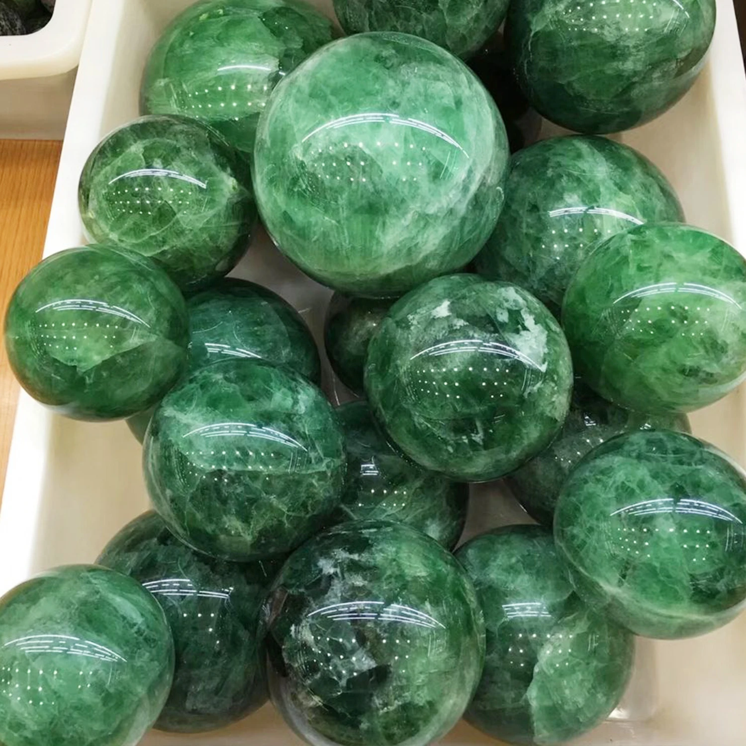 6-7cm/2.36-2.76inch Natural Green Fluorite Crystal Ball with Wooden Stand Polished Reiki Healing Chakra Stone for Clarity Focus Balance Meditation Yoga Feng Shui Home Office Desk Decor Display Emotional Healing Gift for Crystal Lover Collection
