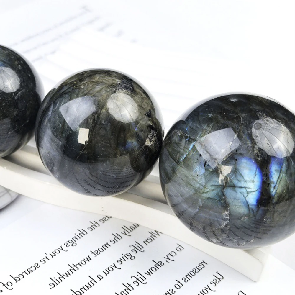 1.6-2inch Natural Labradorite Crystal Ball with Wooden Stand Polished Reiki Healing Chakra Stone for Intuition Protection Transformation Meditation Yoga Feng Shui Home Office Desk Decor Living Room Bookshelf Display Blue Green Flash Iridescent Gift