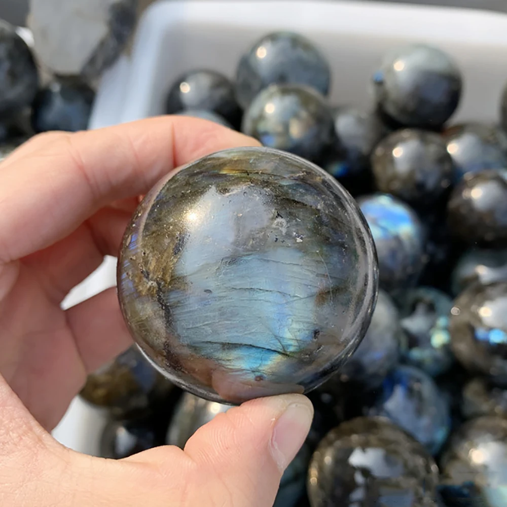 1.6-2inch Natural Labradorite Crystal Ball with Wooden Stand Polished Reiki Healing Chakra Stone for Intuition Protection Transformation Meditation Yoga Feng Shui Home Office Desk Decor Living Room Bookshelf Display Blue Green Flash Iridescent Gift