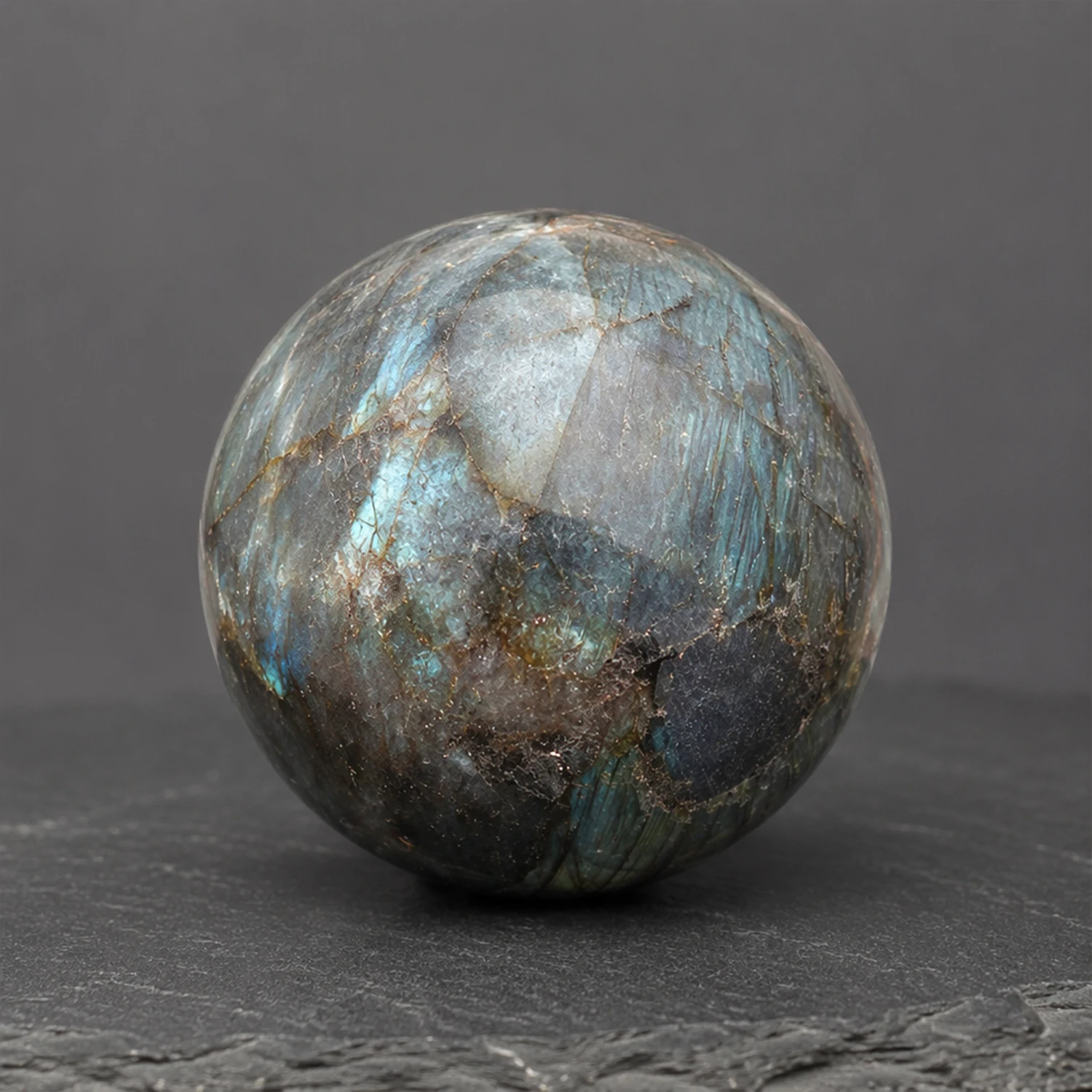 1.6-2inch Natural Labradorite Crystal Ball with Wooden Stand Polished Reiki Healing Chakra Stone for Intuition Protection Transformation Meditation Yoga Feng Shui Home Office Desk Decor Living Room Bookshelf Display Blue Green Flash Iridescent Gift