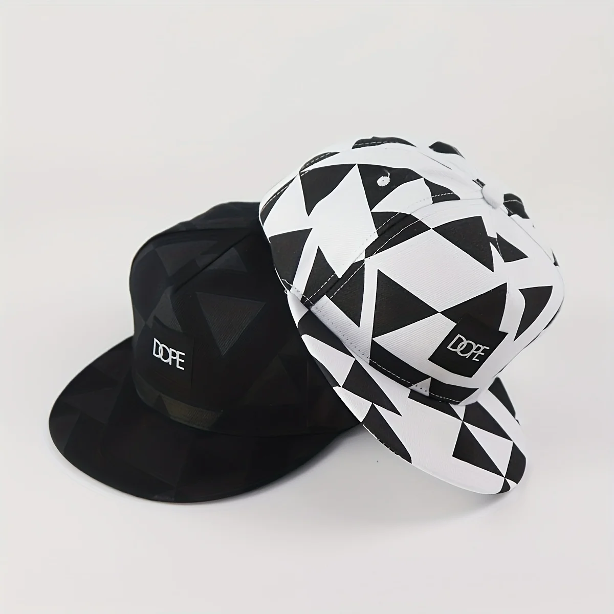 Black White Geometric Triangle Print Snapback Hat Flat Brim Hip‑Hop Baseball Cap Adjustable Streetwear Sun Hat for Men Women Daily Outdoor