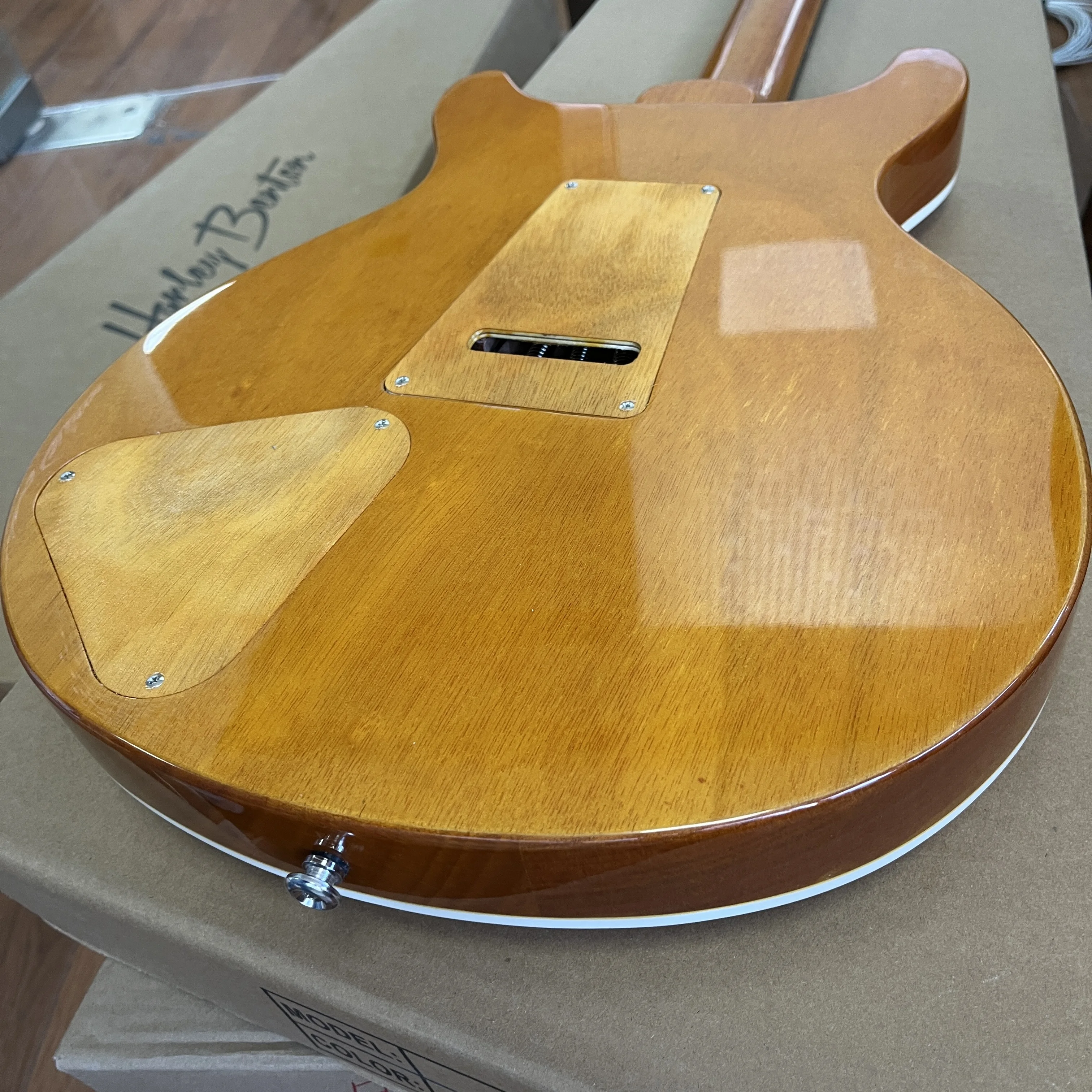 Solid-body electric guitar with golden lacquer tiger-striped maple veneer, pearl shell inlay trim, dual pickups. Suitable for rock music. Christmas gift. Available in US warehouse. Free shipping.