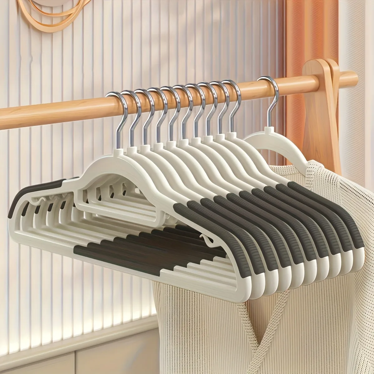 20/50/100 Pack Combo Heavy Duty Non-Slip No-Mark Plastic Clothes Hangers, Anti-Crack Anti-Bend Clothing Racks, Multi-Functional Indoor Storage & Laundry Drying Organizer for Large Family