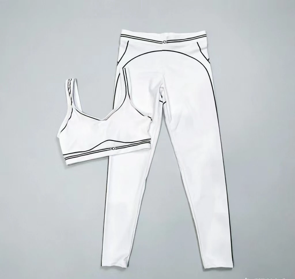 Slim Fit Workout Outfit with Stretch Fabric and Modern Graphic Design