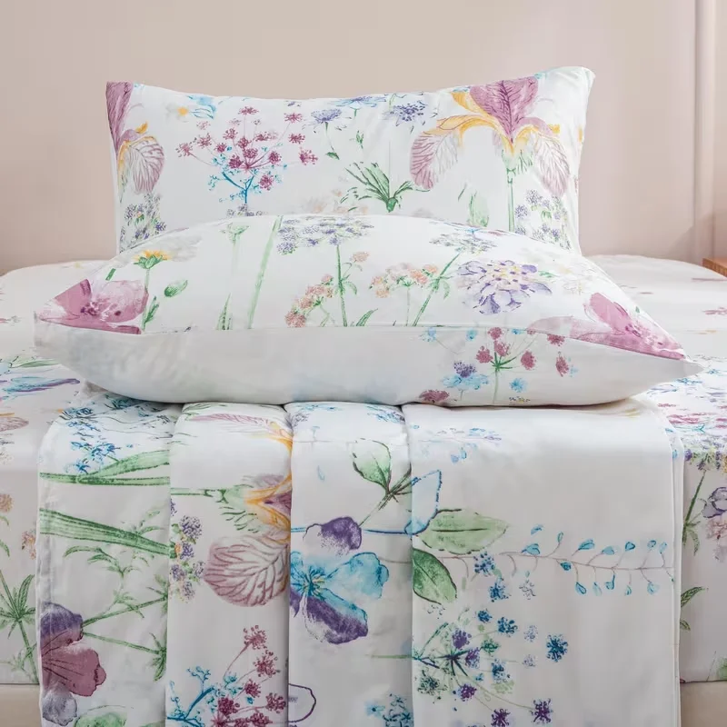 Red Spider Lily Print Bedding Set (1 Fitted Sheet, 1 Flat Sheet, 2 Pillowcases) Ultra-Soft Breathable Fabric, Skin-Friendly, Comfortable, Breathable, Machine Washable, Suitable for All Seasons, Elegant and Exquisite, Ideal Choice for Bedroom and Guest Room