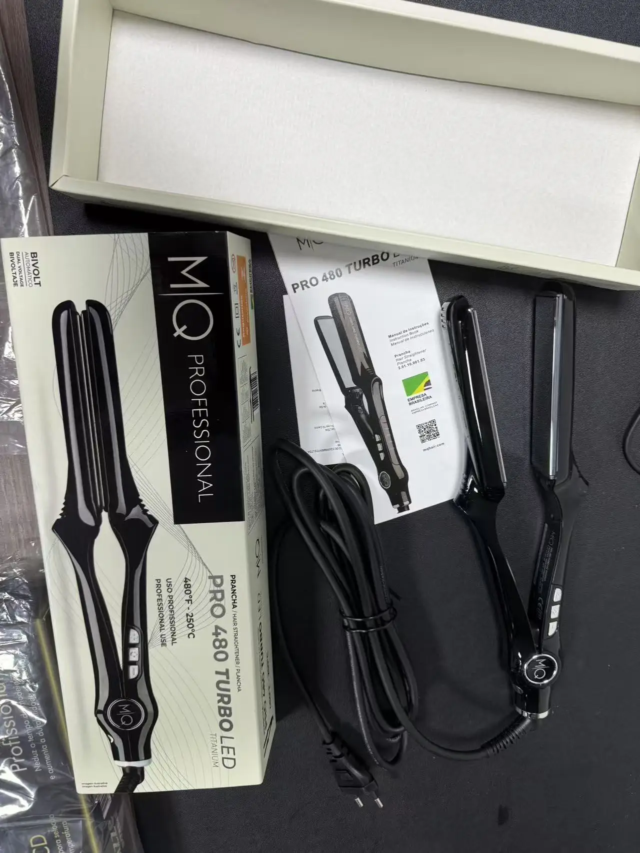 MQ Hair Straightening Titanium Flat Bivolt Iron 480°F Turbo Anatomic Design, Ultra-Smooth, Mirror Effect - 3 Passes