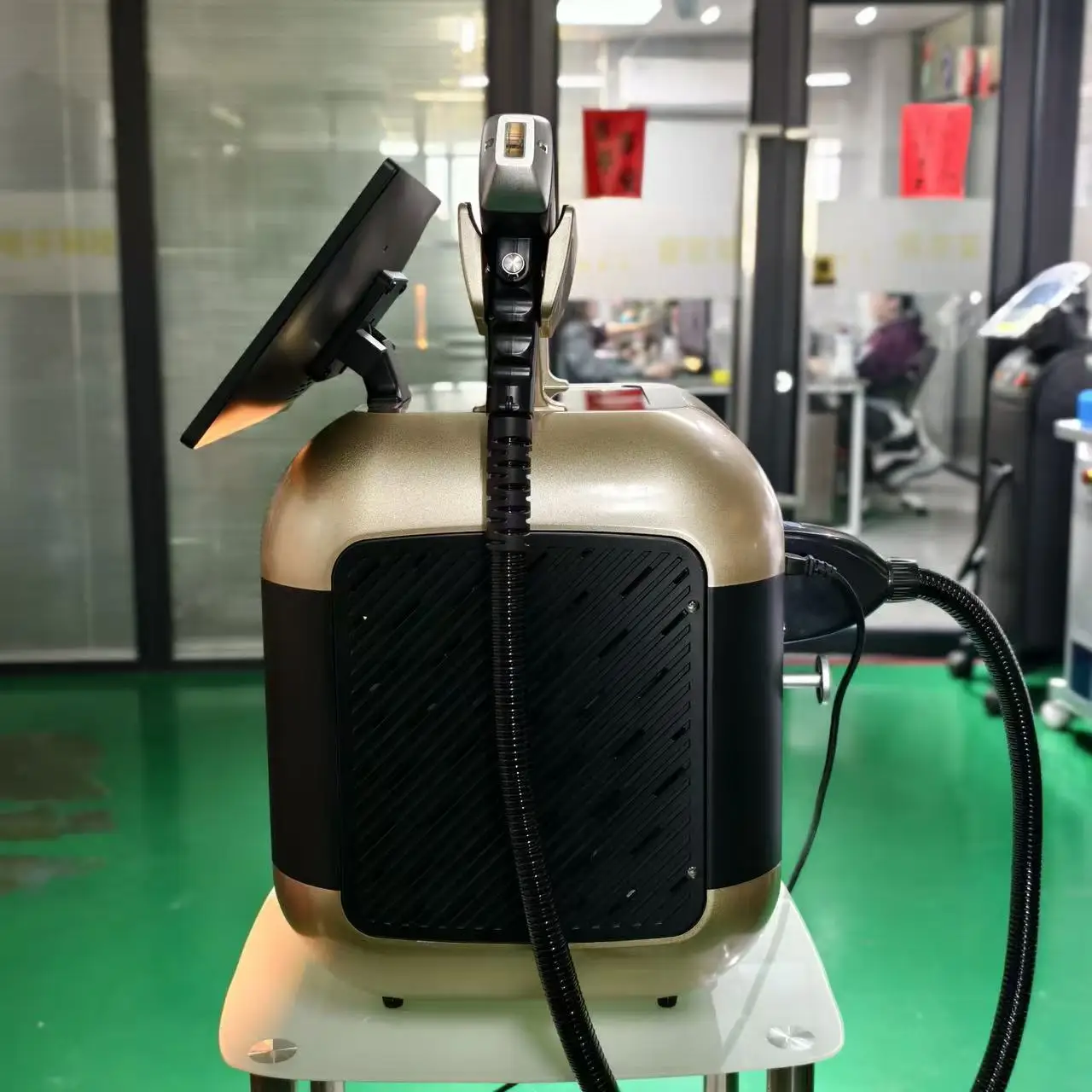 4000w High Power Portable 4 Waves 755 808 940 1064nm Diode Laser Hair Removal Tattoo Removal Machine Safe for All Skin Types