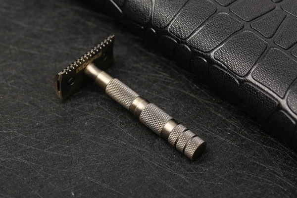 Yaqi Travel Razor With Leather Pouch for Men