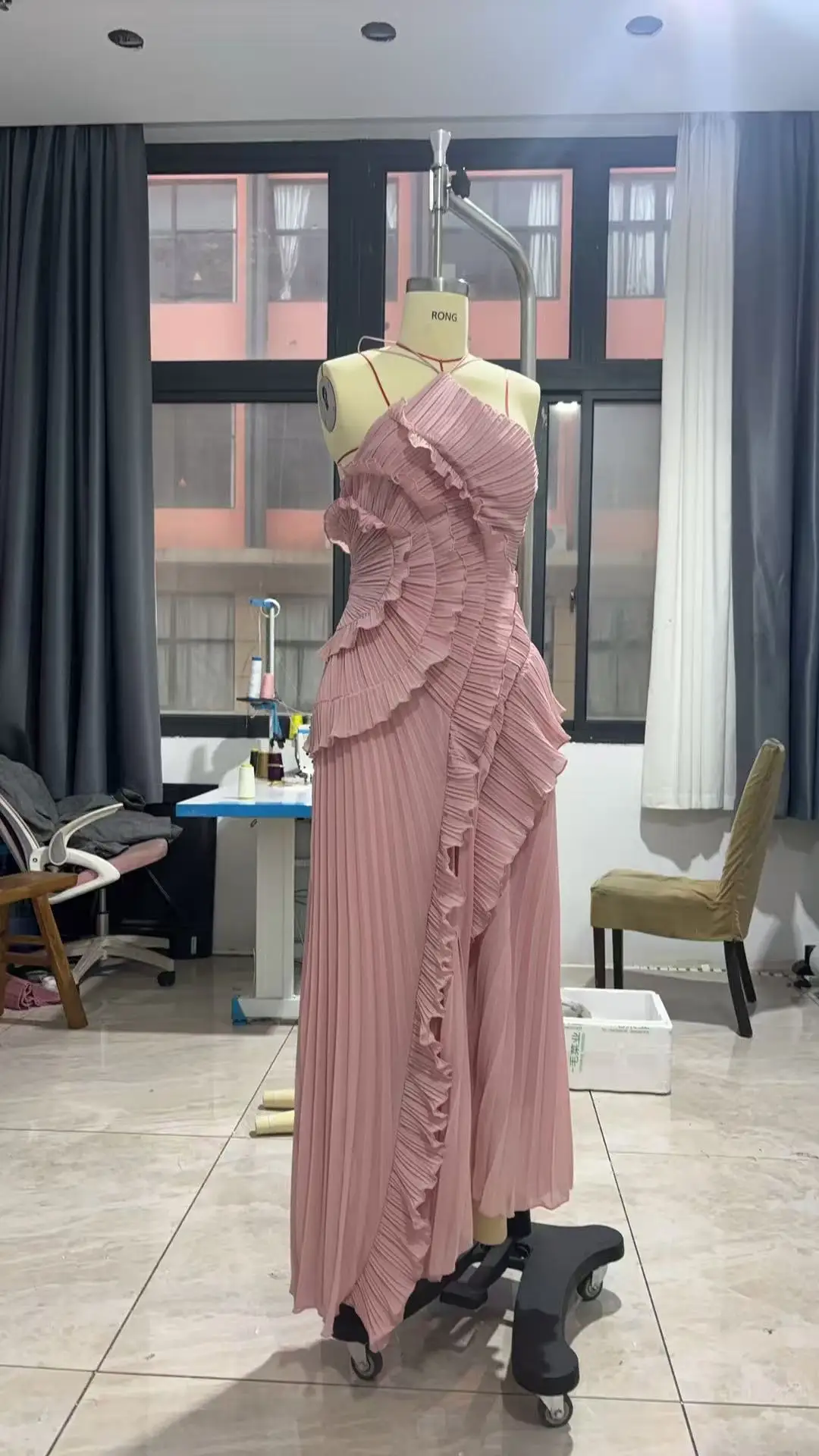 Chic pleated halter neck long vacation dress high quality purple strapless Lotus Edge Maxi Dress 2026 New Lady Vacation Gowns