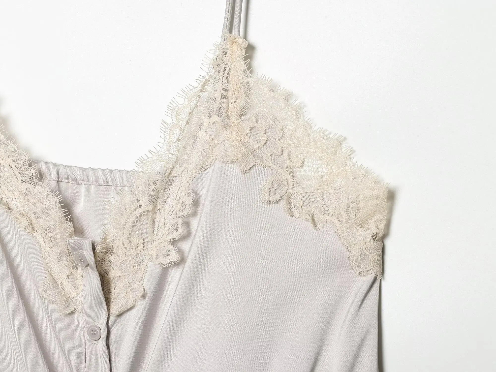 Lace-decorated satin-feel camisole crop top, flowing, sexy open back, 2026 summer new style, tie-waist, comfortable