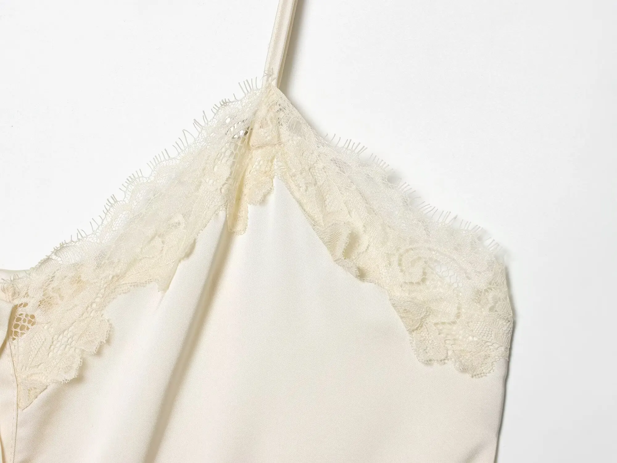 Lace-decorated satin-feel camisole crop top, flowing, sexy open back, 2026 summer new style, tie-waist, comfortable
