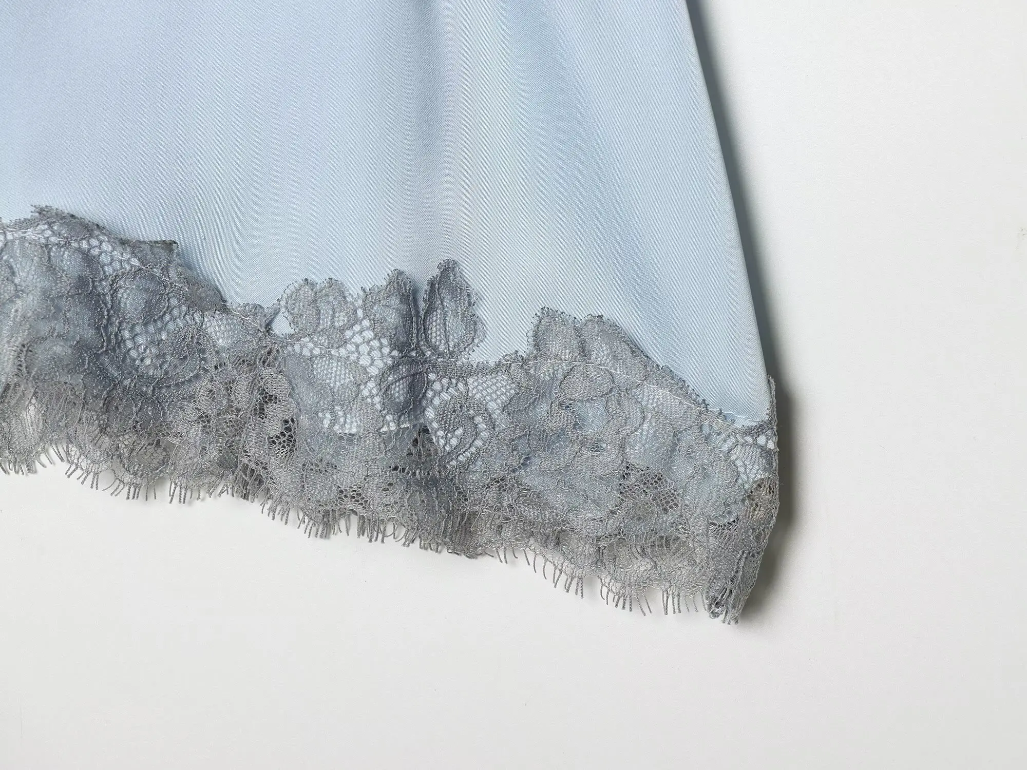 Lace-decorated satin-feel camisole crop top, flowing, sexy open back, 2026 summer new style, tie-waist, comfortable