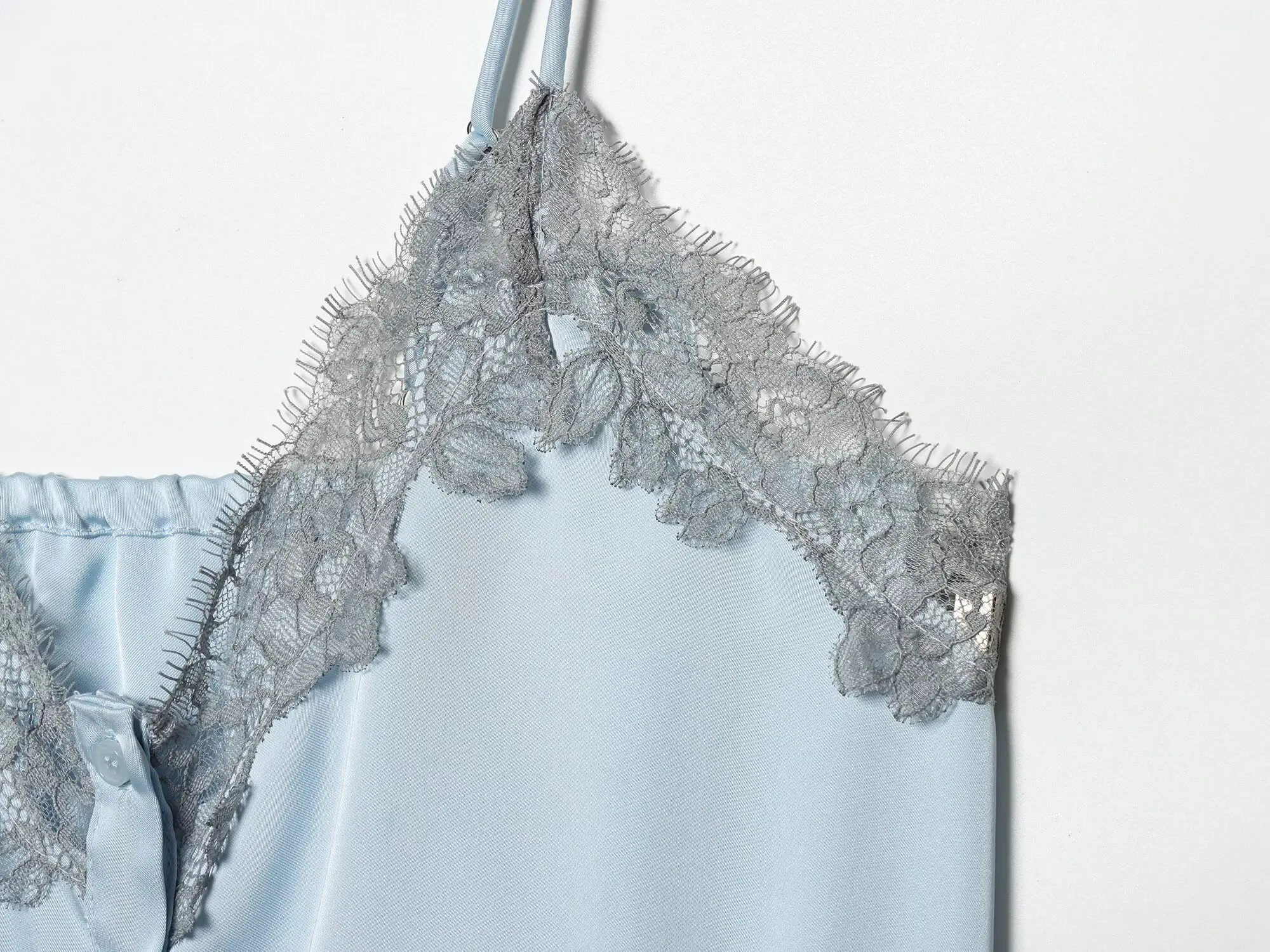 Lace-decorated satin-feel camisole crop top, flowing, sexy open back, 2026 summer new style, tie-waist, comfortable
