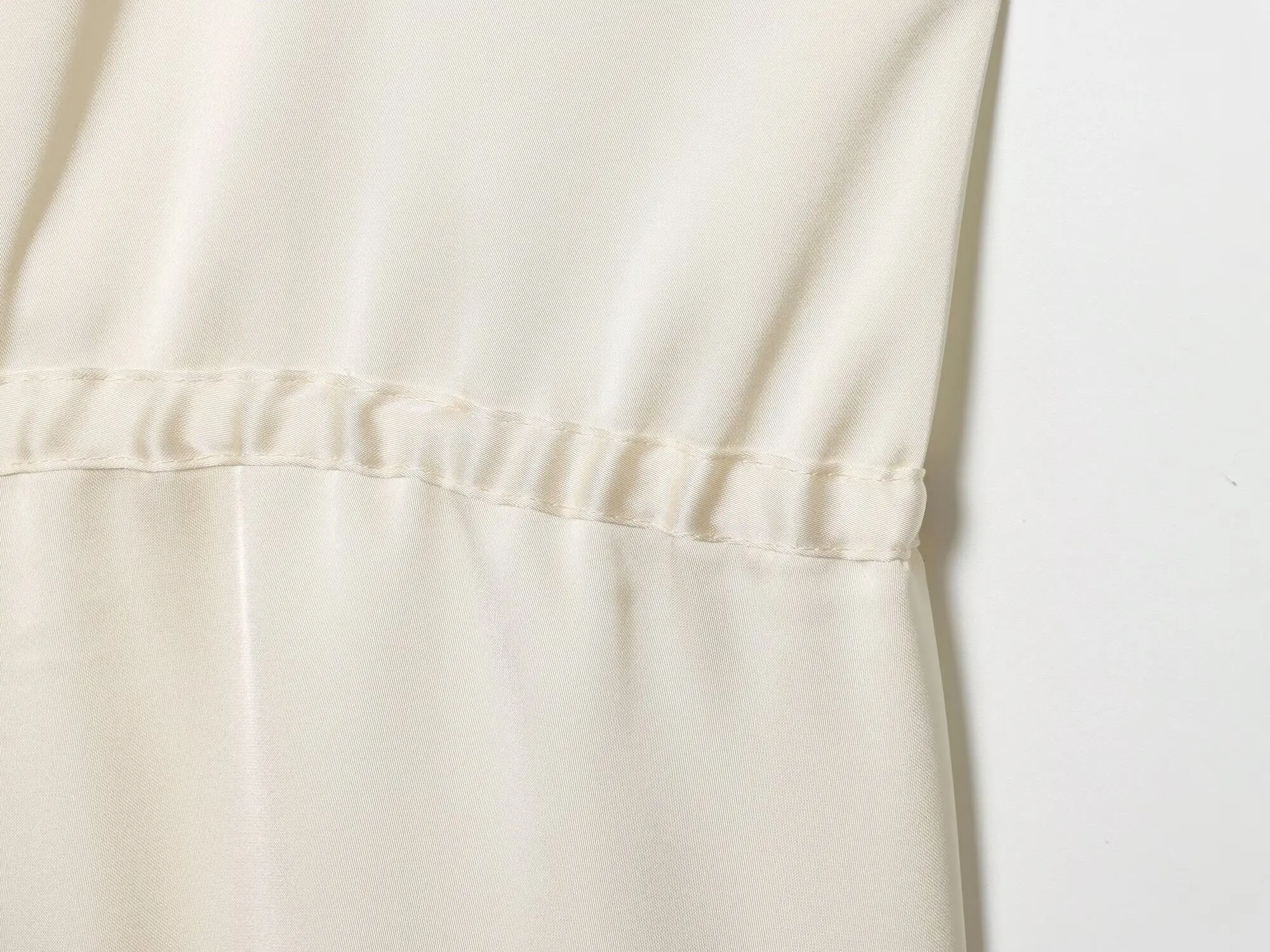 Lace-decorated satin-feel camisole crop top, flowing, sexy open back, 2026 summer new style, tie-waist, comfortable