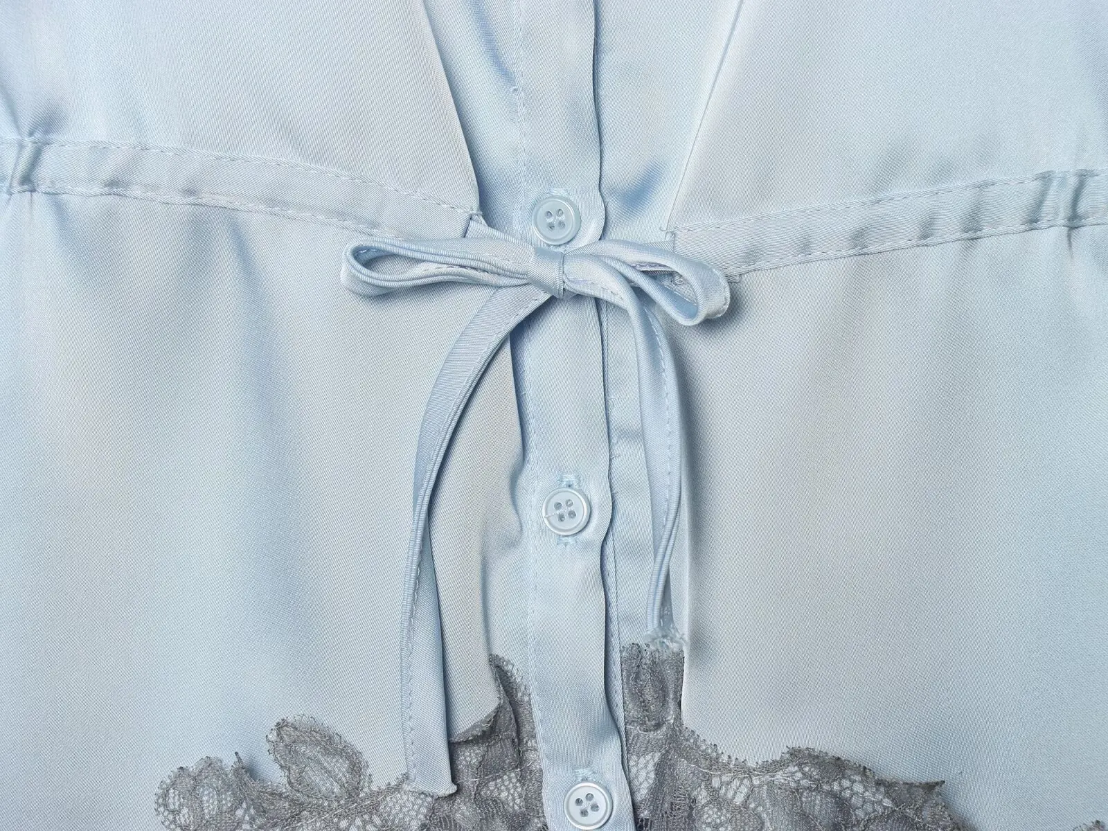 Lace-decorated satin-feel camisole crop top, flowing, sexy open back, 2026 summer new style, tie-waist, comfortable